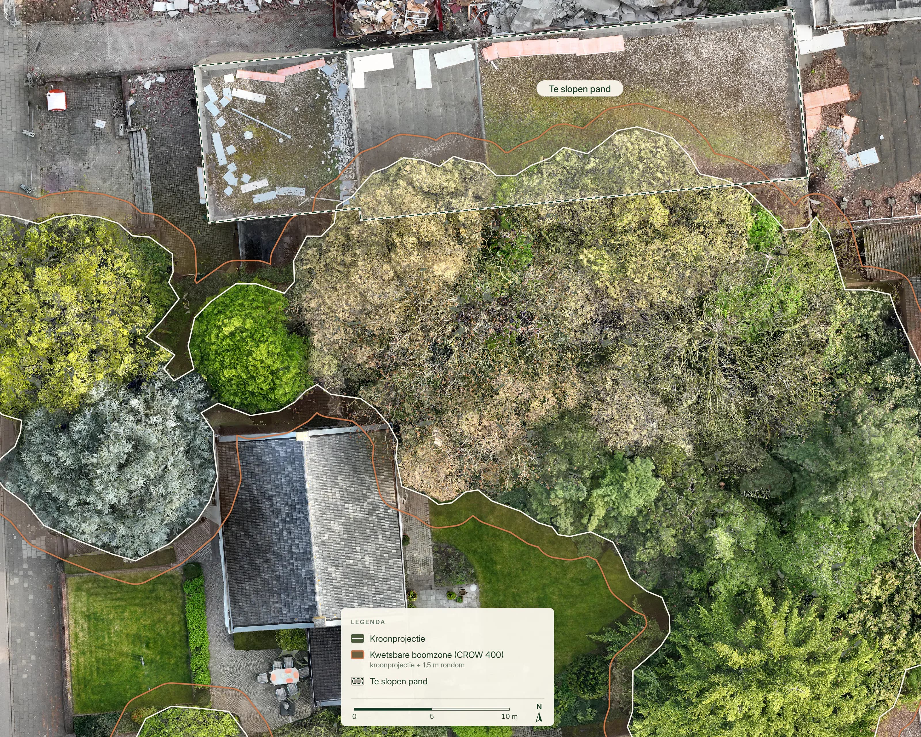 Orthofoto uit dronebeelden van een tuin vol bomen naast een pand dat gesloopt wordt. Een witte lijn volgt de kroonprojectie, een terracotta lijn de kwetsbare boomzone 1,5 meter daarbuiten, en het te slopen pand aan de noordkant is gestippeld omlijnd; onderaan een legenda met schaalbalk en noordpijl