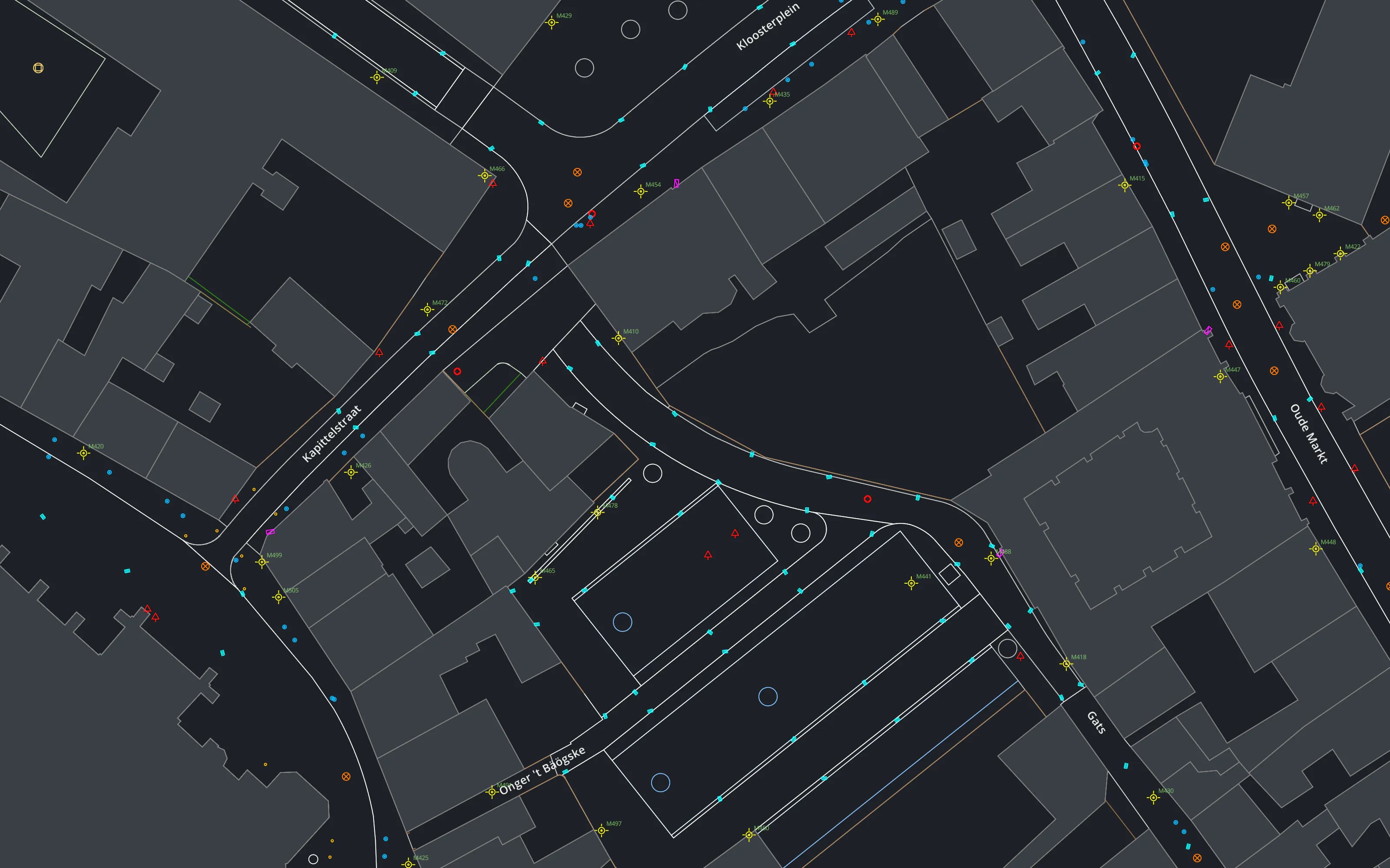 Een revisietekening van het centrum van Sittard zoals een tekenpakket hem toont: witte stoepranden, grijze panden en gekleurde lichtmasten en putten op een donkere achtergrond
