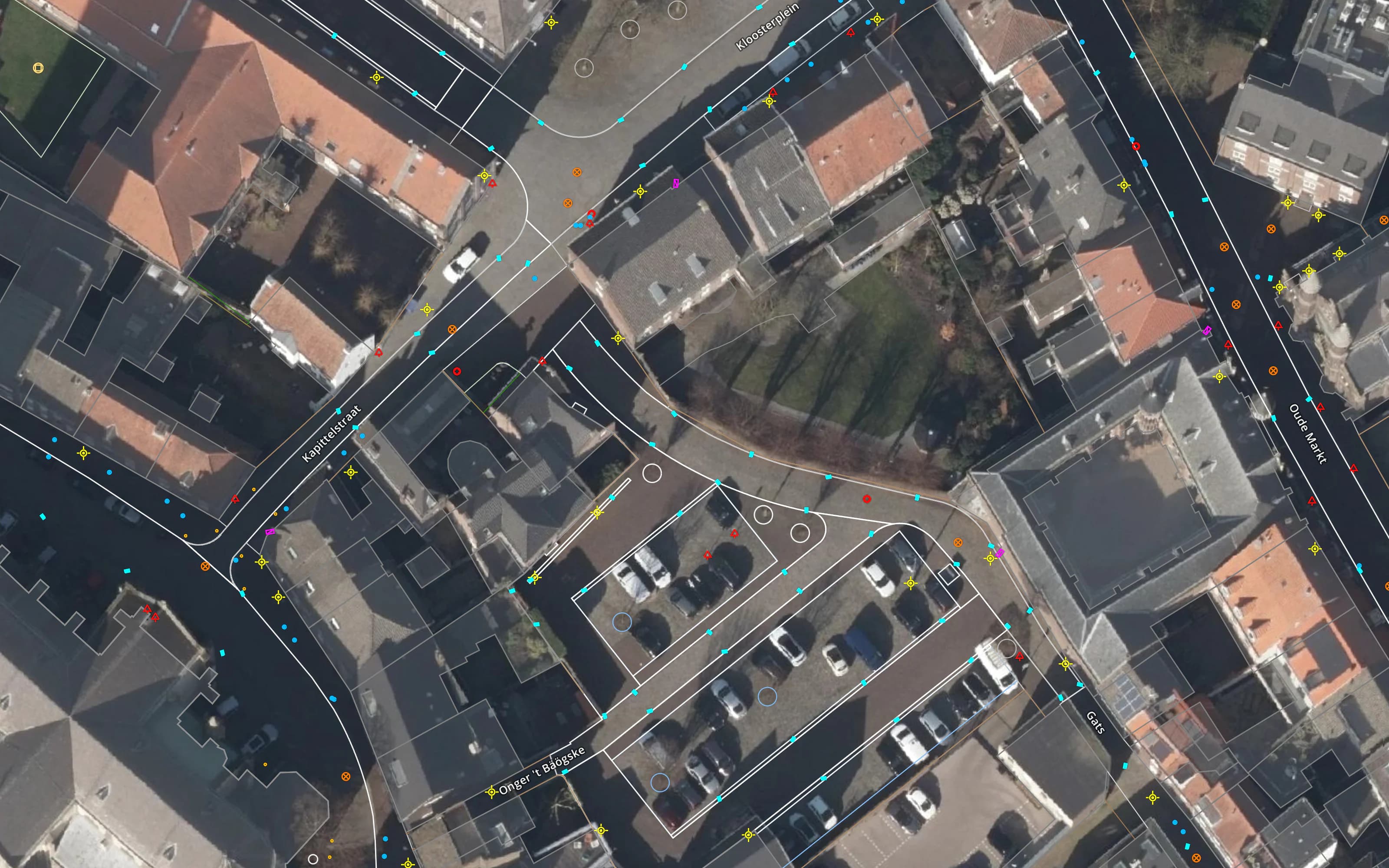 Een revisietekening met lichtmasten, kolken, putten en straatnamen, precies passend op de luchtfoto van het centrum van Sittard