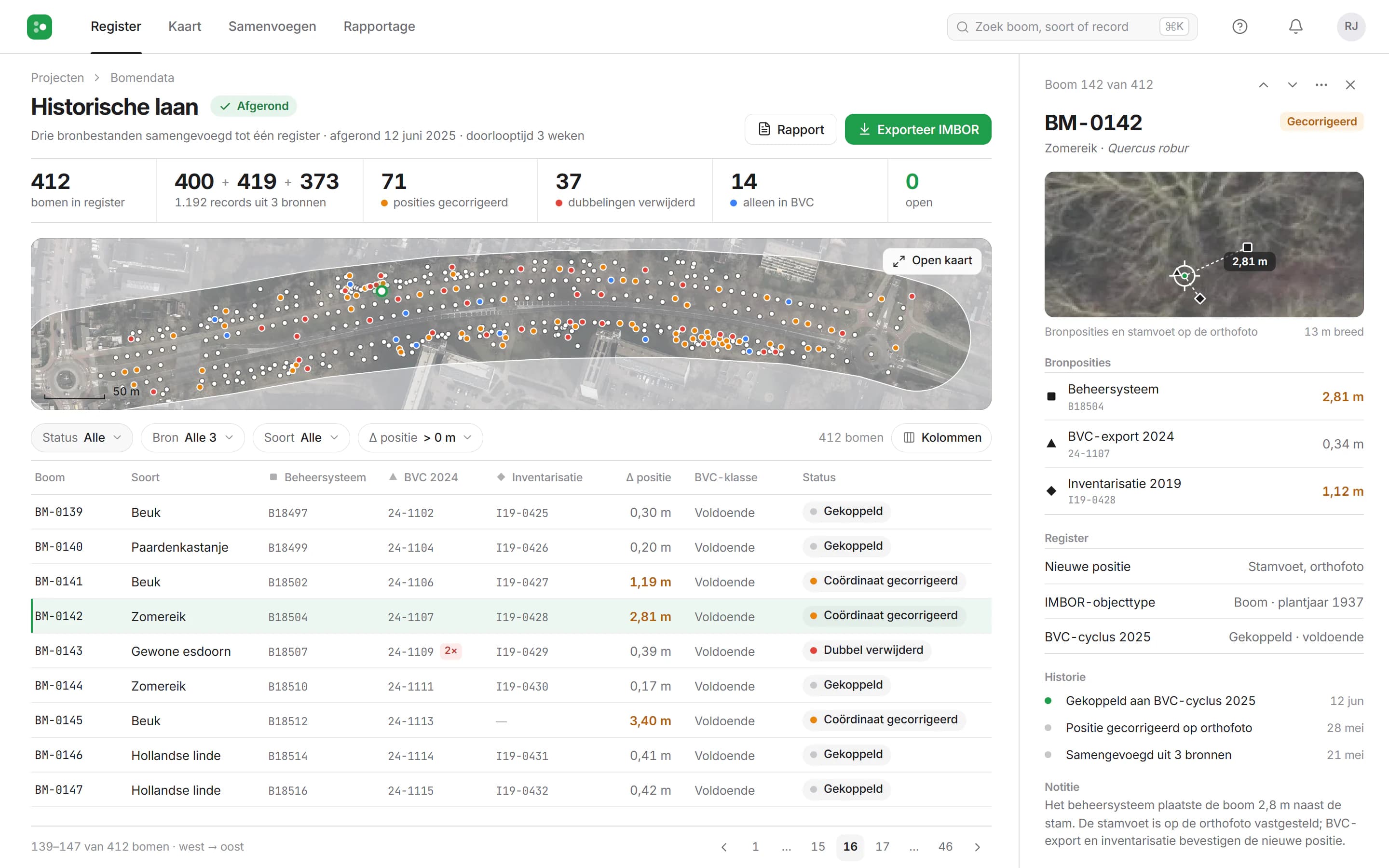 Webapplicatie Bomenregister met kerncijfers, een luchtfoto van een historische laan met de bomen als stippen, een tabel met per boom de records uit drie bronnen en een detailpaneel met de bronposities van één boom